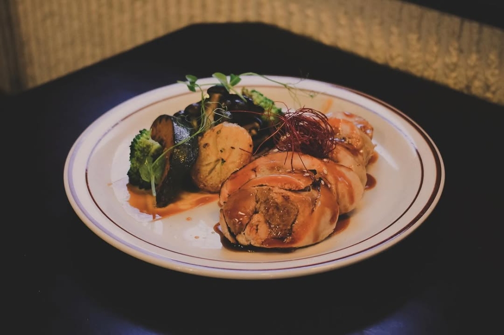 餐廳以流心蛋包飯和多樣化的日本洋食聞名。