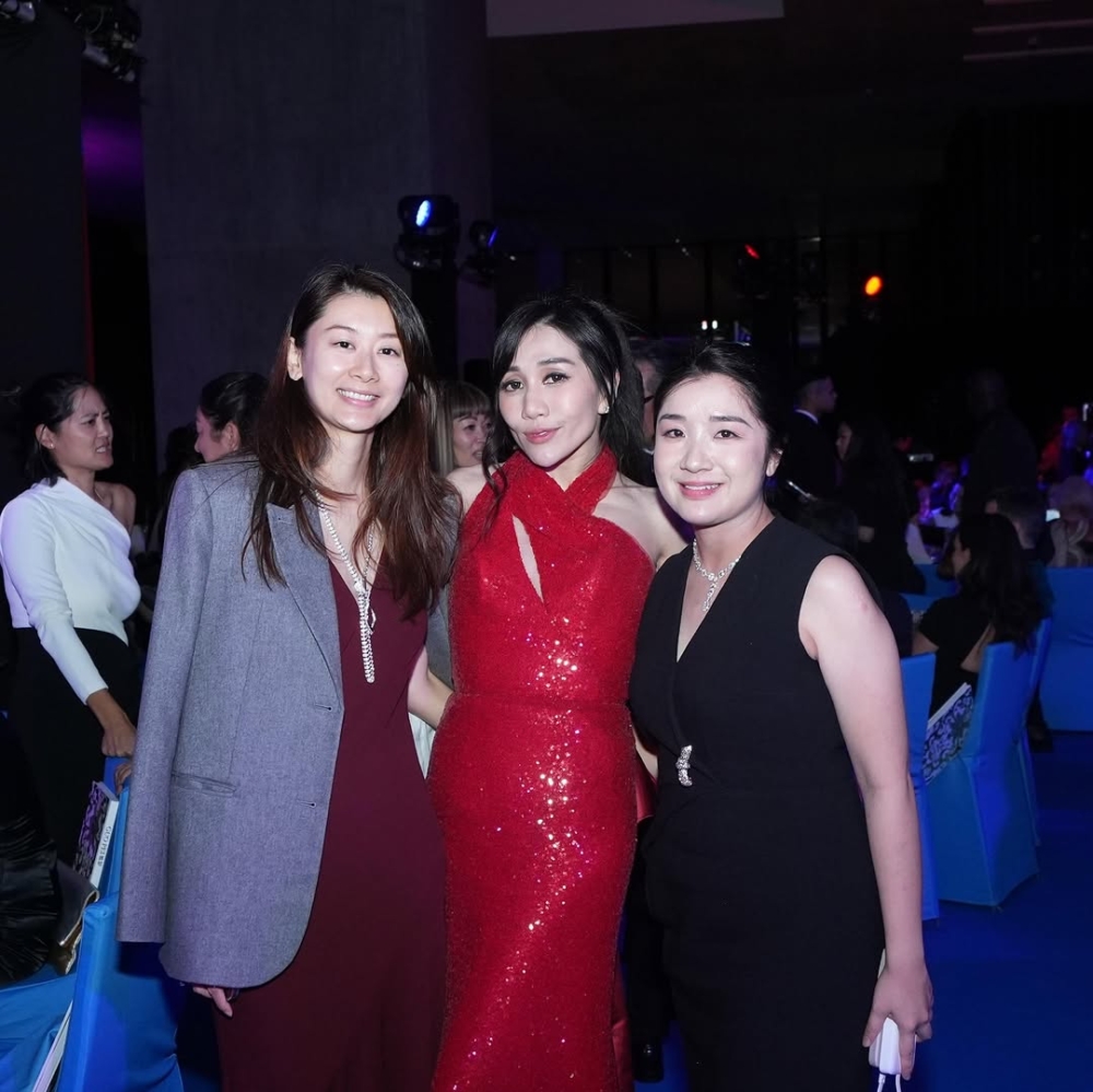 亦有網民指她過瘦胸口見骨