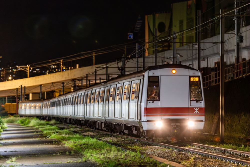 港鐵宣佈本地鐵路線及7條輕鐵路線將於12月31日除夕夜通宵行駛，但不包括機場快線、迪士尼線及東鐵線往返羅湖及落馬洲站～