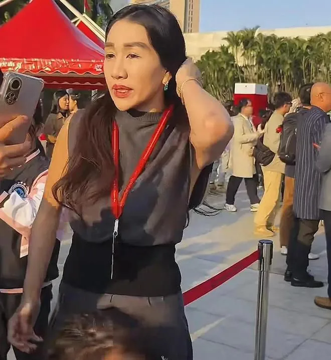 網友指何超盈當日妝容大炒車,眉毛化妝太粗太重手