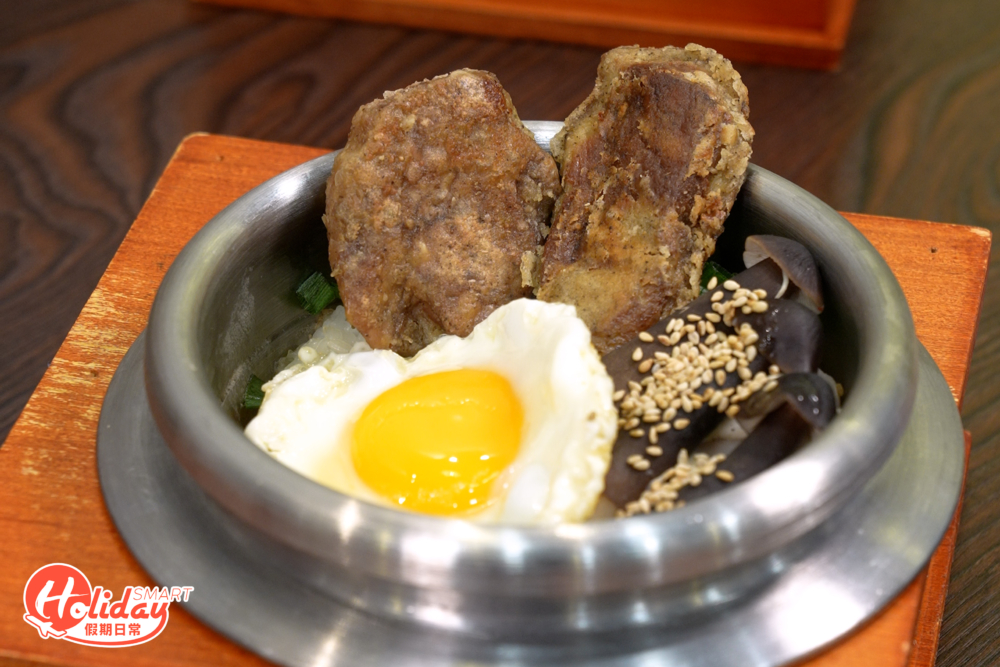 秘製鵝肝煎蛋拌飯，煎過的鵝肝充滿油香，大大塊很肥美，食落軟嫩，更可以倒入秘製素汁同吃。