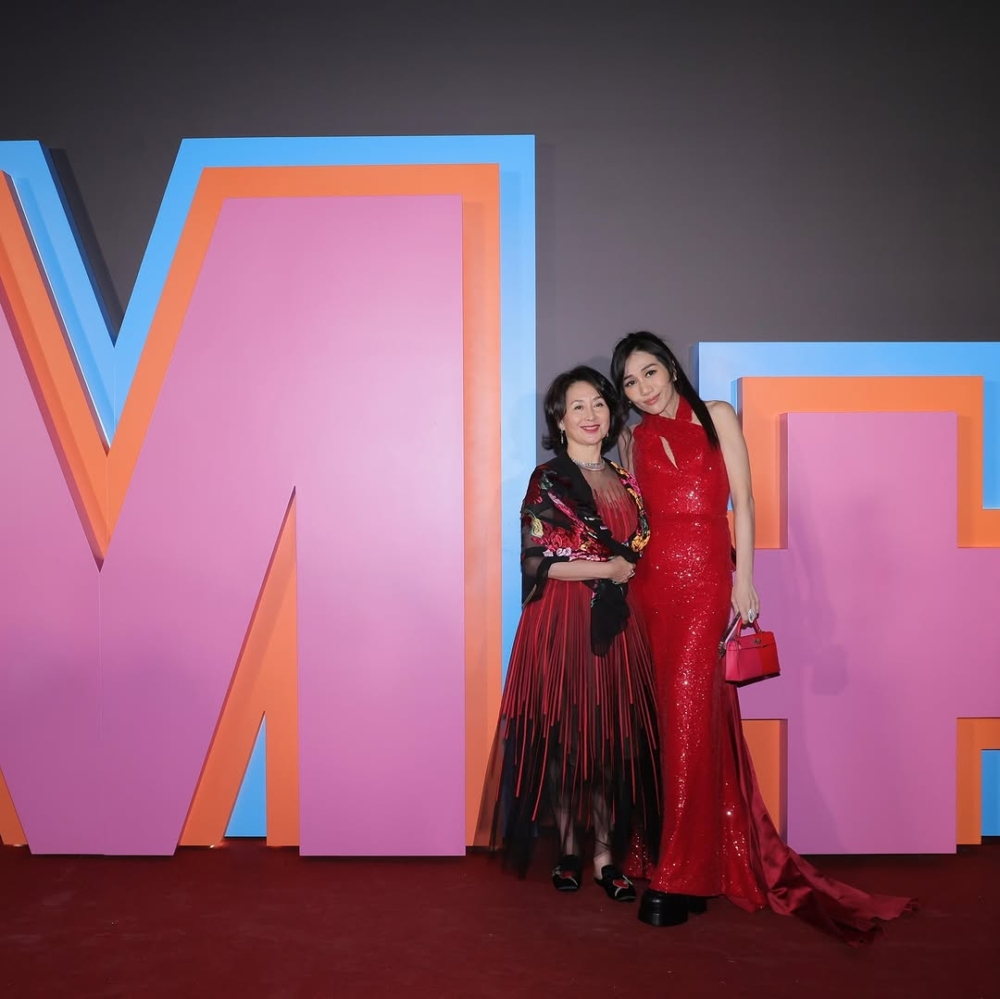 何超盈日前出席活動一改以前漲爆體格,身形激瘦判若兩人