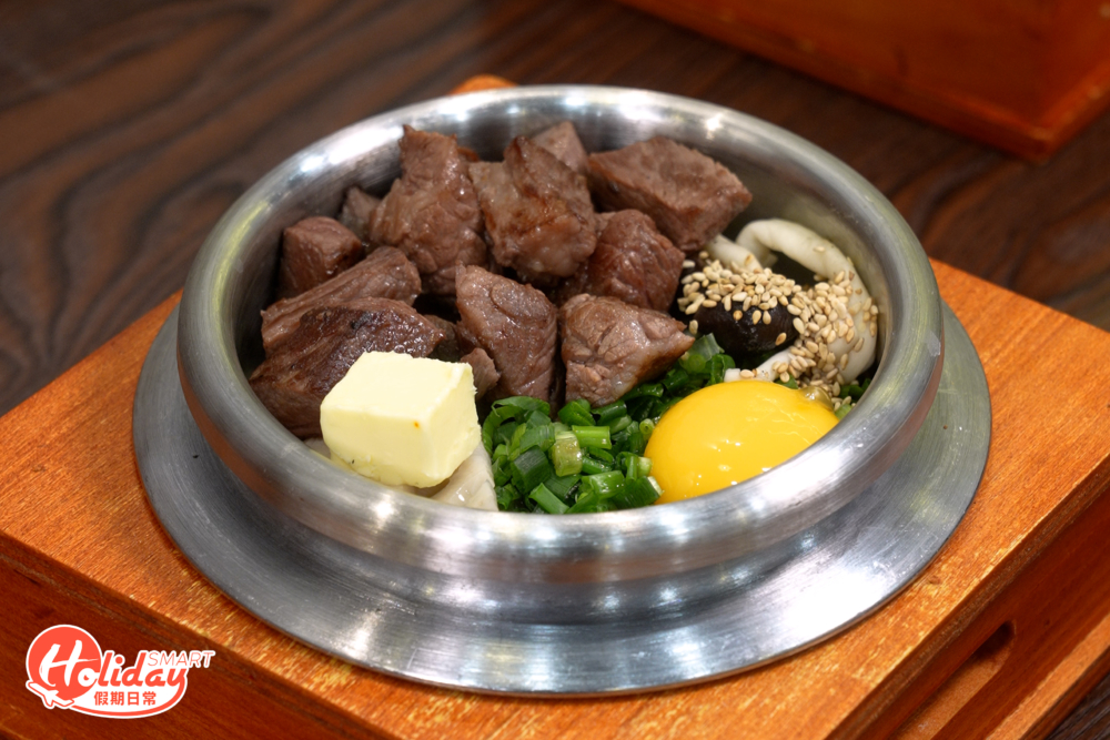 招牌特級牛頸脊拌飯最多人點，牛頸脊大約5成熟，咬落口感不算韌還有些肉汁。