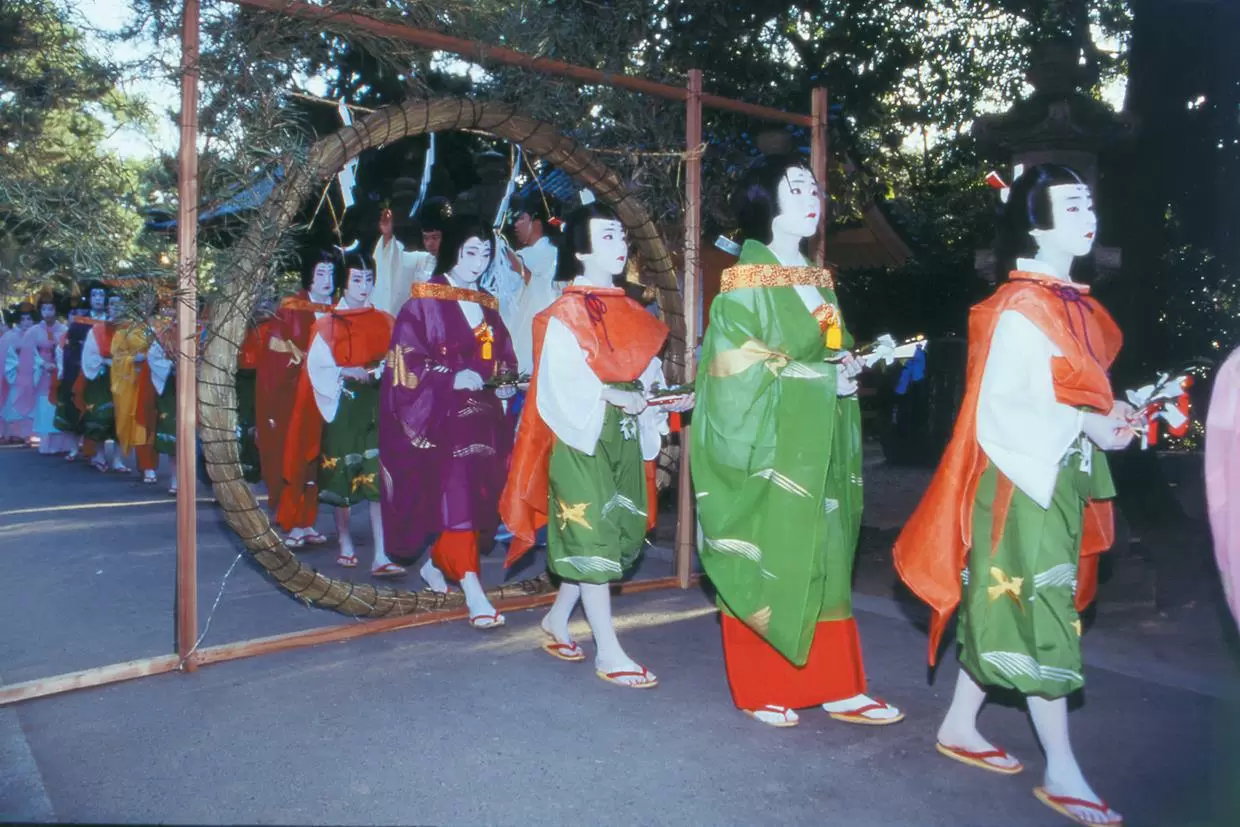 「夏越祓神事」是穿著傳統華麗服飾的「夏越女」及童男童女(稚兒),帶領參拜者進行穿過茅輪儀式,手持茅草,繞行茅輪3次,以祈求驅除災厄,平安度夏。