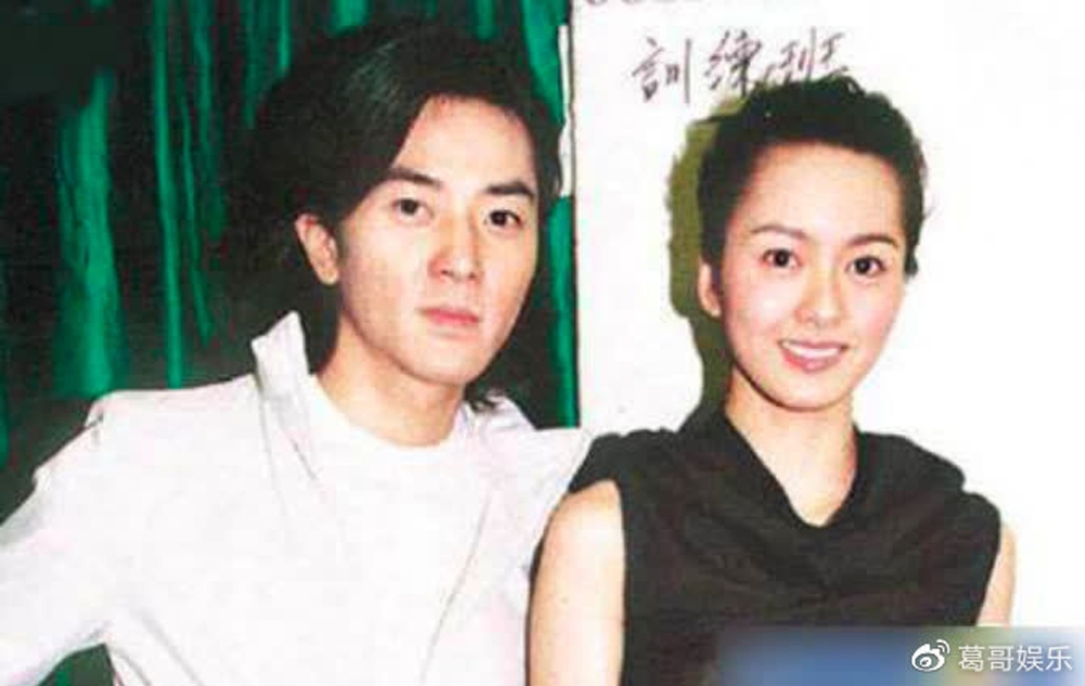 1999年，伊健與梁詠琪合作舞台劇《仲夏夜狂想曲》奉旨嘴足多場傳出緋聞