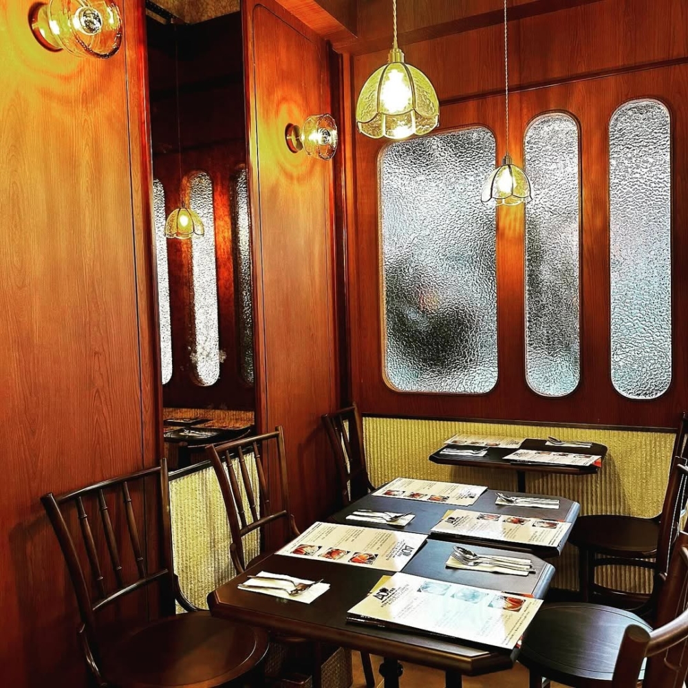 不僅在菜餚上花心思，其裝潢也讓人彷彿置身於昭和時代的日本。