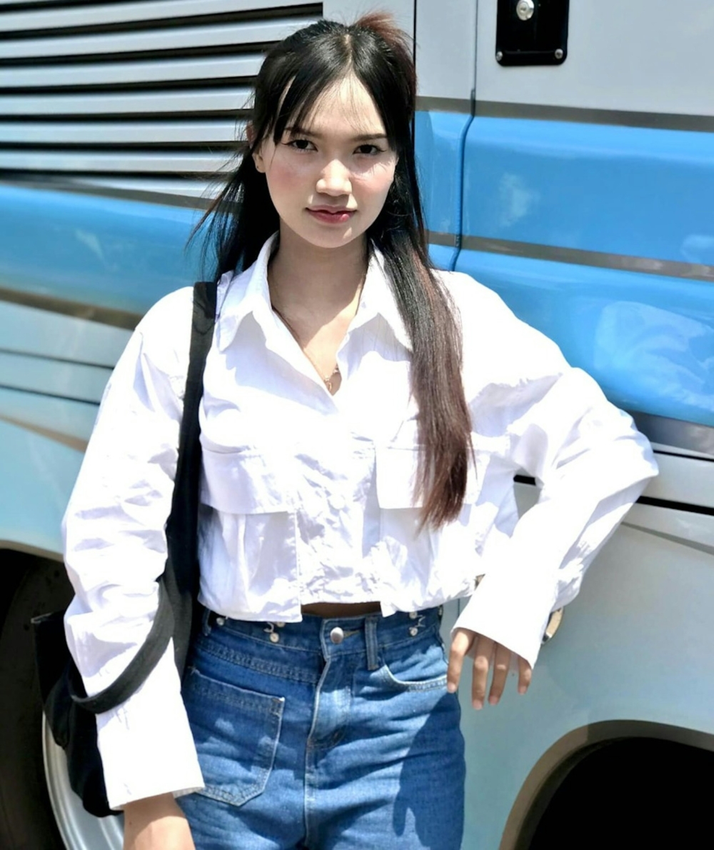 直至2周後她開始感到劇烈疼痛與僵硬，甚至無法趴著睡覺。