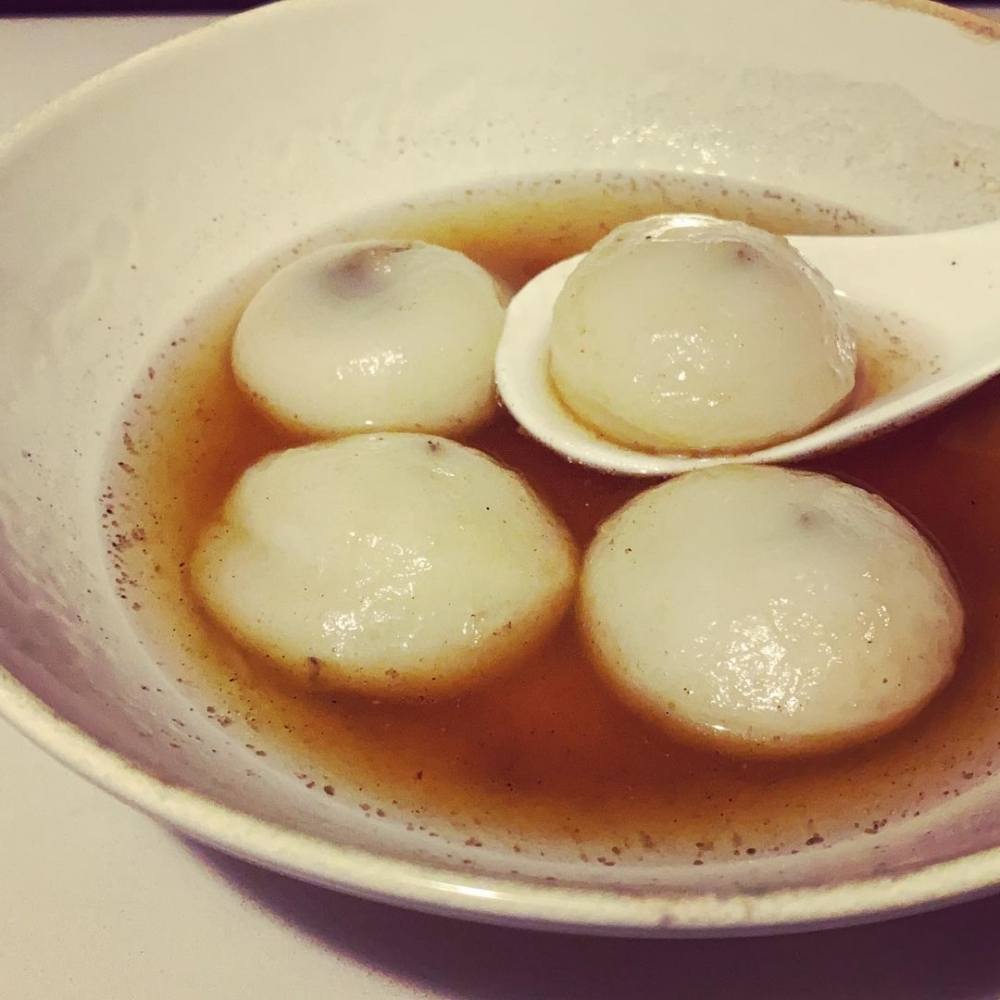 若想吃有餡料的湯圓，可自行包入喜歡的內餡，例如芝麻和花生等～