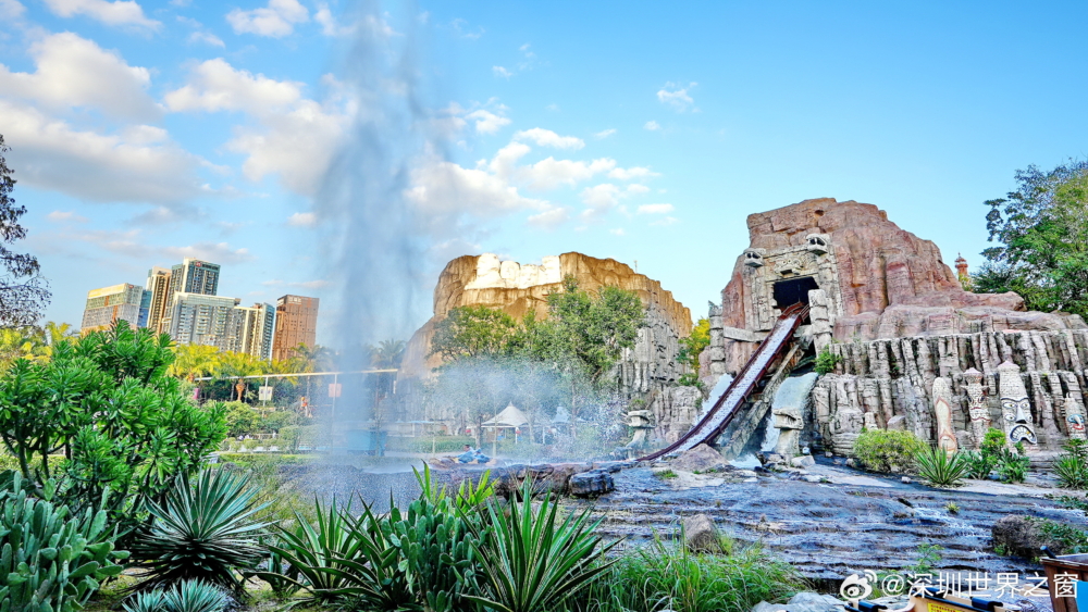 乘搭小船，穿梭科羅拉多大峽谷，最後從14米高處俯衝入水面，飛濺的水柱，既刺激又涼快～