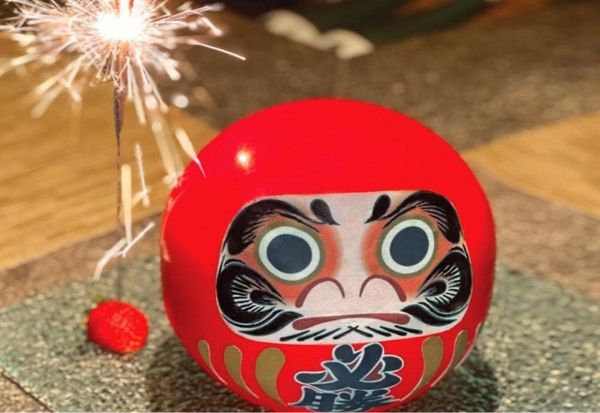 九龍海逸君綽酒店：送達摩爆破蛋糕。