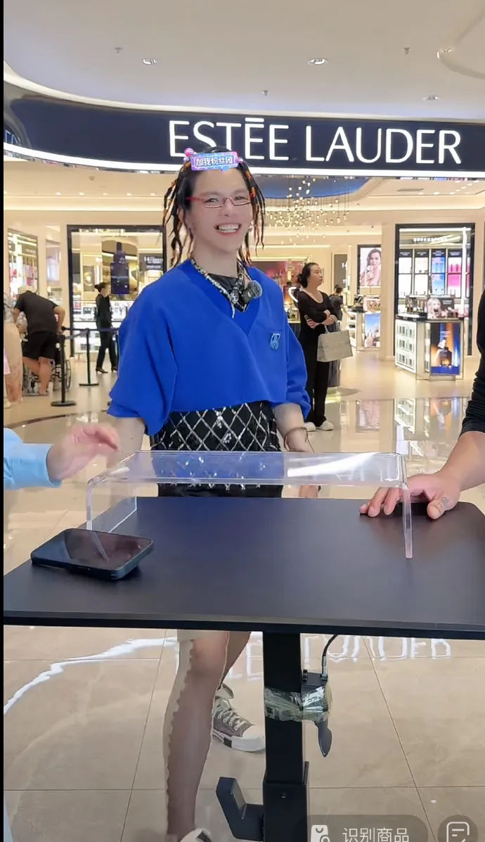 向佐穿上藍色的corp tee搭配黑閃石top，加上麻花辮、短褲及黑絲襪，形象愈來愈抽象