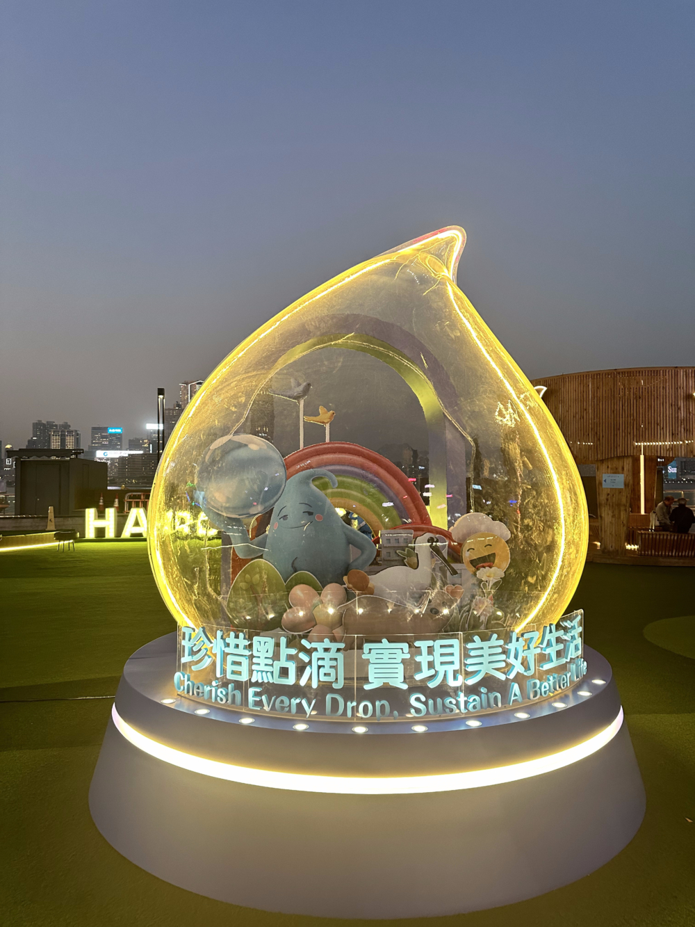 晚上水滴晶球更會發光,打卡一流!
