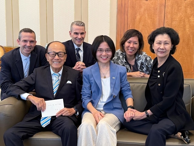 大合照中，徐蓁居中，李嘉誠坐在她的右方，而在徐蓁左邊的則是李嘉誠的「紅顏知己」周凱旋