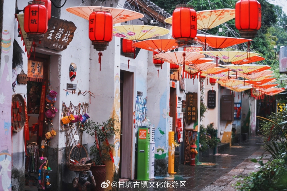 今年甘坑古鎮奇幻夜呈獻主題燈光展，將田園農耕自然景色結合傳統花燈工藝及現代流行元素燈光，設有多個浪漫夢幻的光影打卡點！