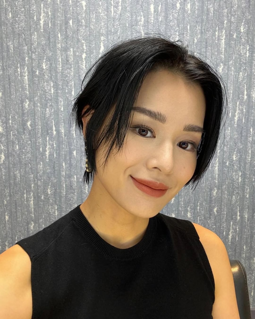 現年45歲的胡杏兒2015年與老公李乘德結婚，育有三名兒子，近年則主攻內地市場