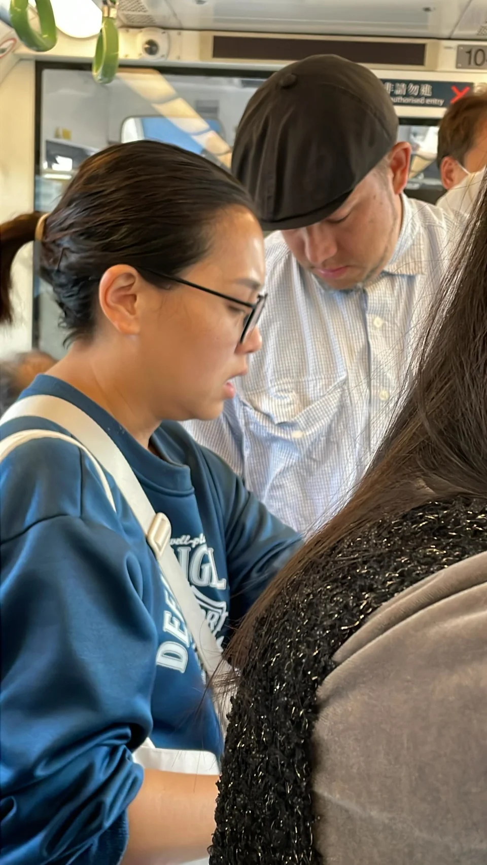 近日有網友發帖，指日前於輕鐵巧遇張致恒夫婦和3個小朋友