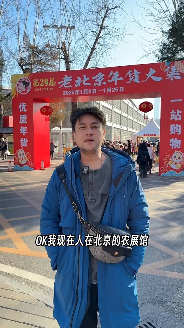 片中見朱孝天滿面鬚根感覺滄桑，頭髮亦沒有打理