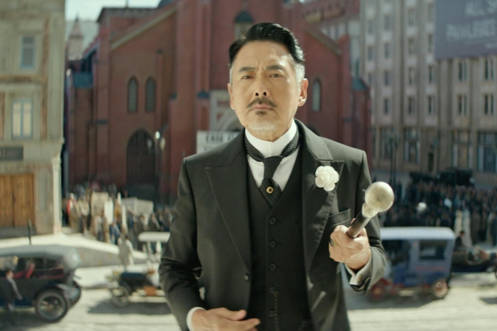 周潤發特邀主演《唐探1900》,飾演華人組織協盛堂的負責人「白軒齡」,氣場十足!