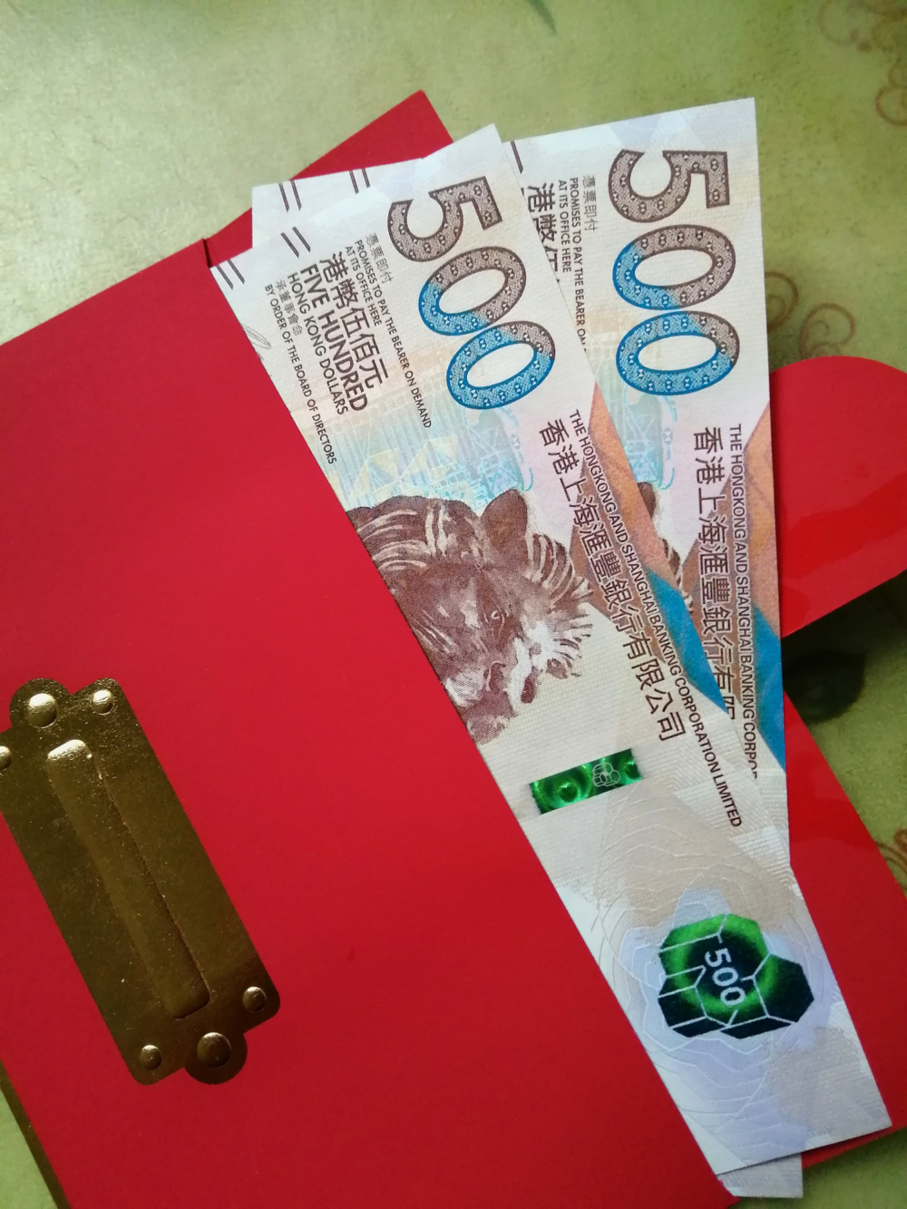 建議透過網上預約提早換鈔，首三日部分分行提早營業，但離島或小型分行例外，即使未在首日也可安心換鈔。