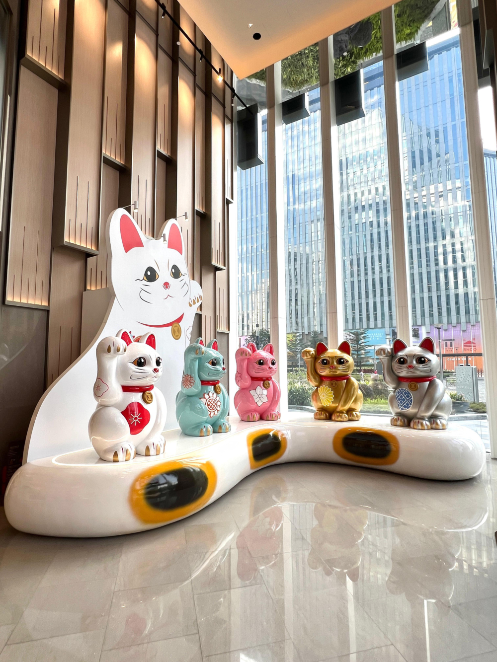 踏入啟德店正門就會見到勁可愛嘅招福貓們!