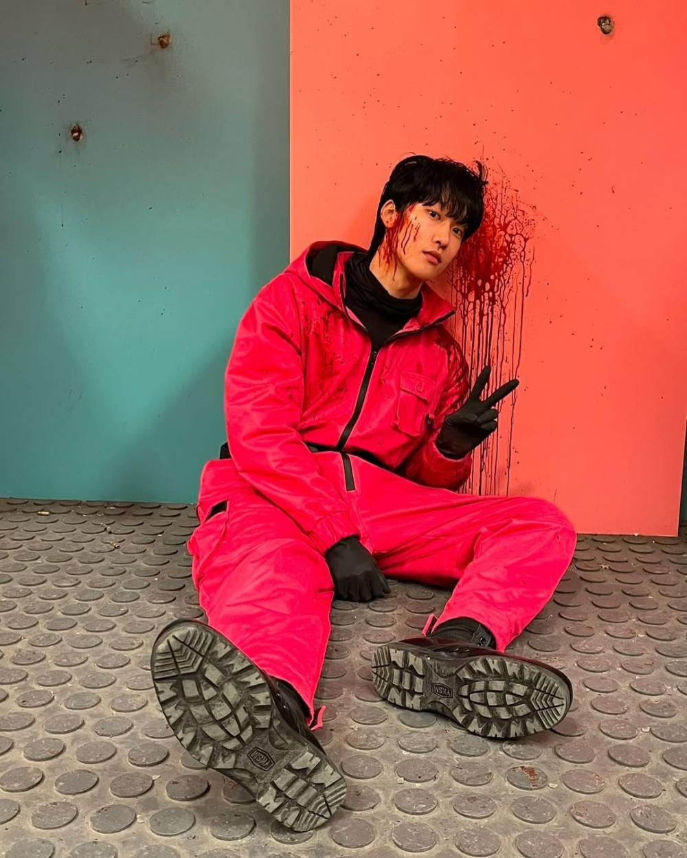 而就正正是這一幕讓其俊俏的臉龐曝光，瞬間令一眾觀眾心心眼驚呼：「太帥了吧！」