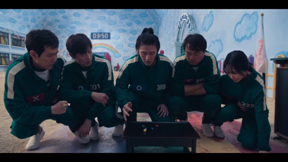 《魷魚遊戲2》死亡遊戲團體戰「五人六腳」中，姜河那所飾演的388號「姜大虎」擅長抓石子遊戲