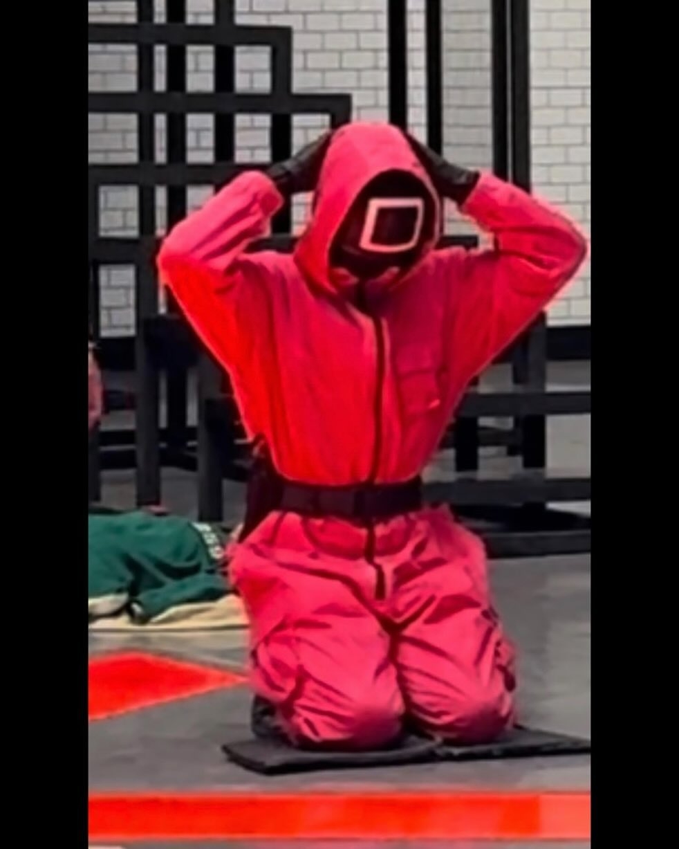 其中特殊遊戲橋段就慘被參賽者脅持，被要求帶入至管理區，遭主角成奇勳摘下面具！