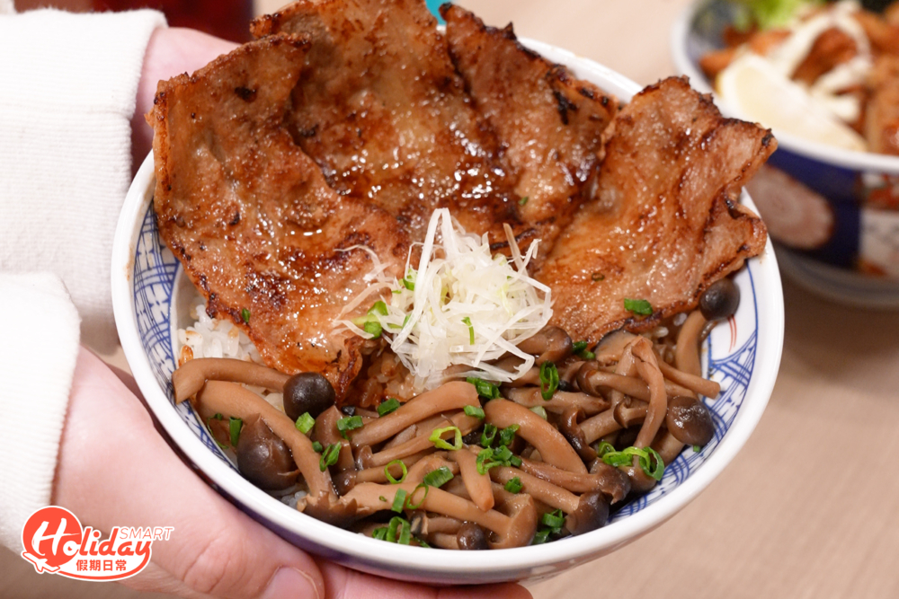 瑪利亞之墻壁の丼的靈感來自高聳城牆和吉克.葉卡襲擊遺留下的破碎城市景觀,面頭鋪上象徵高聳城牆的炙燒豚肉,而香菇和葱花則代表著城市廢墟和被毀的樹木。