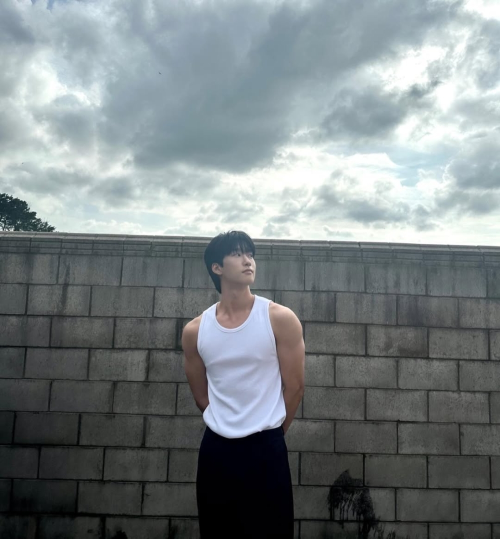 豪不吝嗇展現精實身材