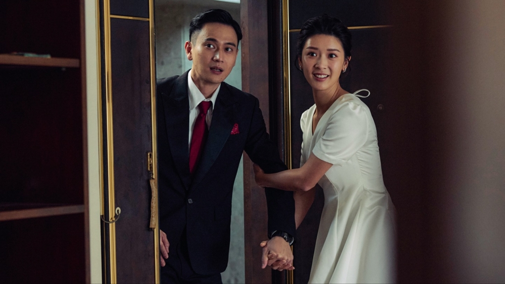 《雙囍》新人在同一天被迫舉辦兩場婚禮，引發爆笑混亂，同時展現家庭與婚姻溫暖，劉冠廷挑戰前所未有的忙碌角色。