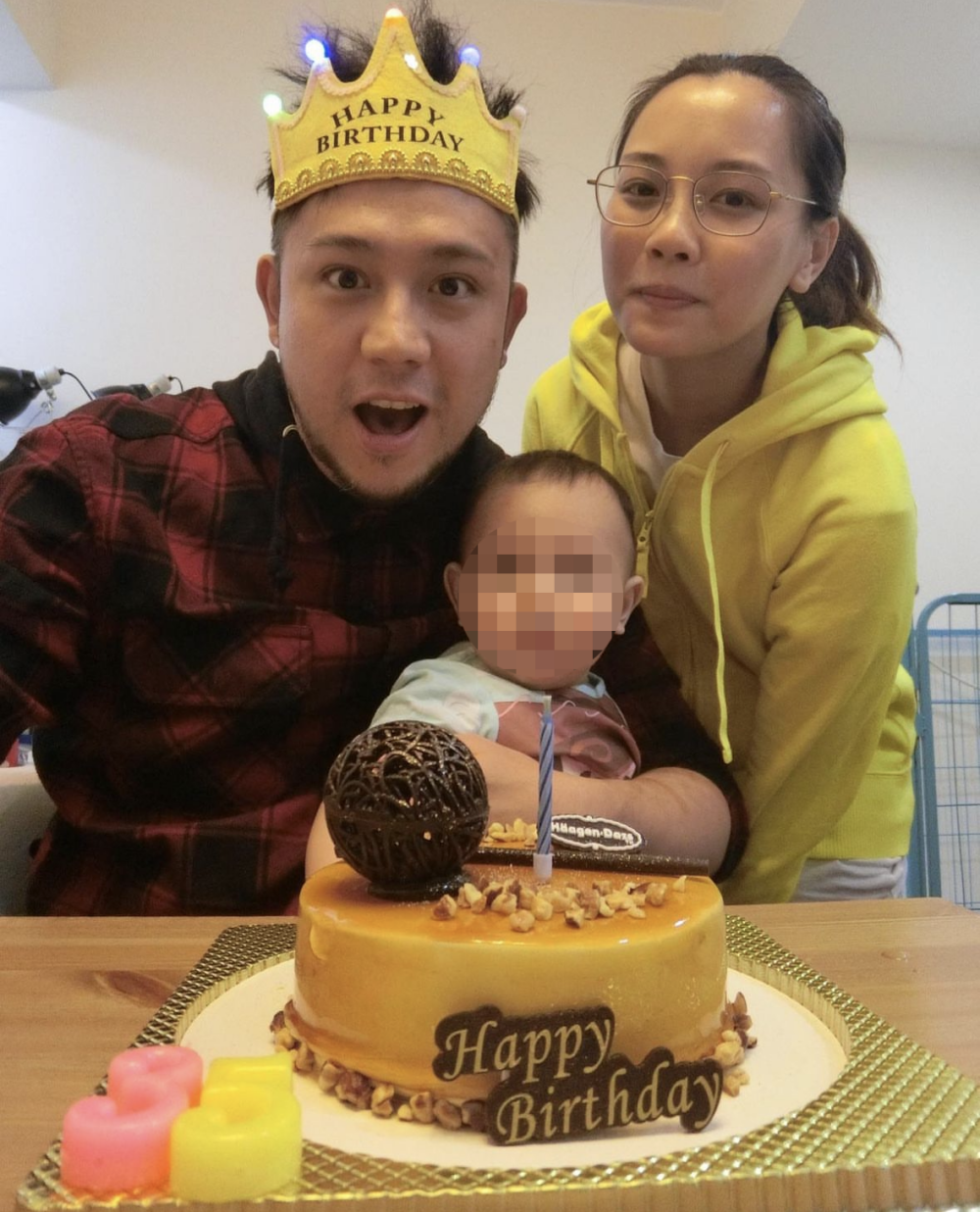 雯雯與2名兒子同遊迪士尼的照片，應在雯雯過去vlog中截圖