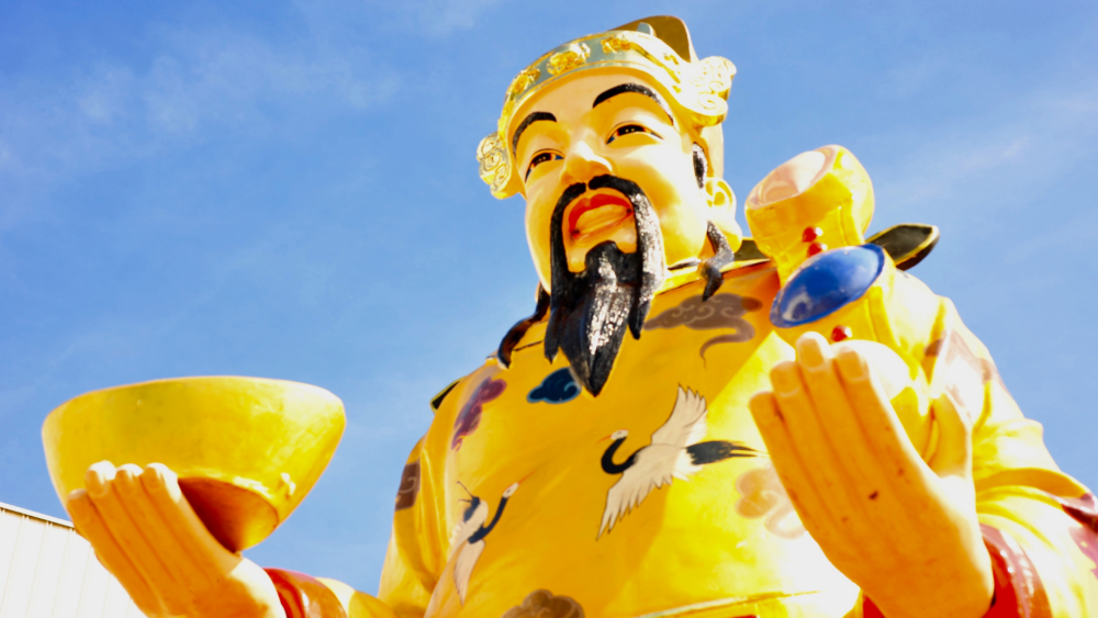 財神爺來報到！ 今天記得拜財神，別讓好運逃走～