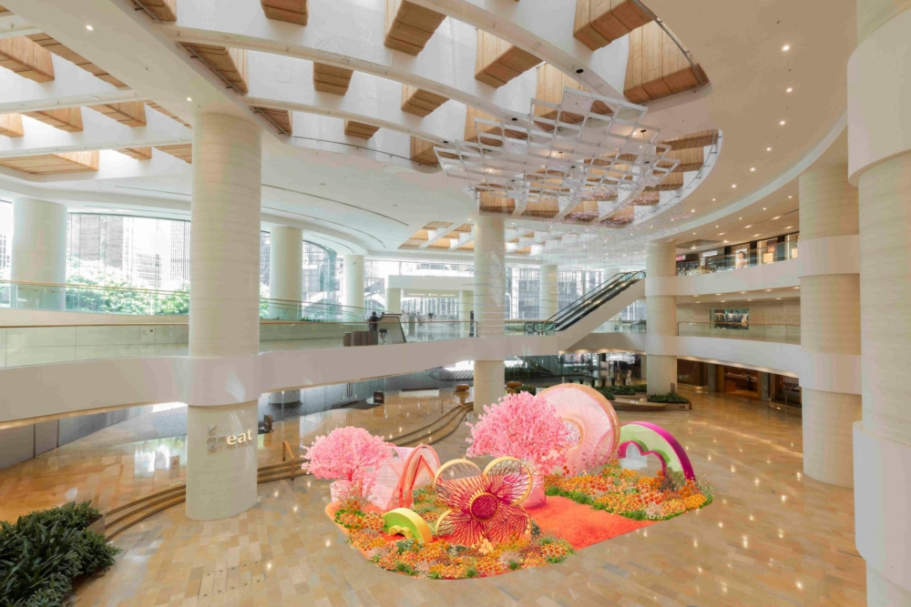 「細織祝福 喜悅年年」融合傳統及現代元素，將祝福交織在繩結之間，打造一系列搶眼色彩繩藝裝置。