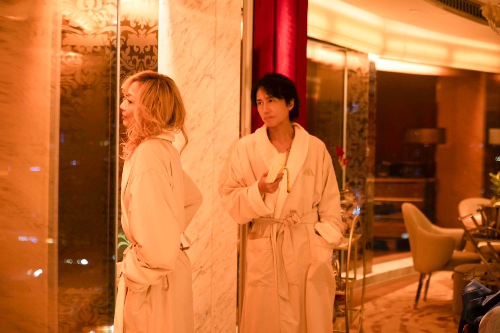 黃子華近年票房保證，鄭秀文則以演技與觀眾緣著稱，片中兩人展現精彩火花與亮眼表現。