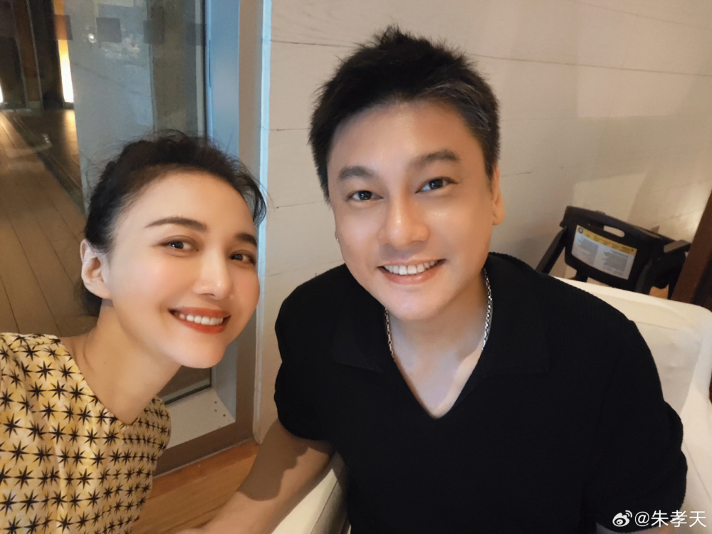 現年45歲的朱孝天近年將事業重心轉往中國，更娶了中國女星韓雯雯為妻定居中國。