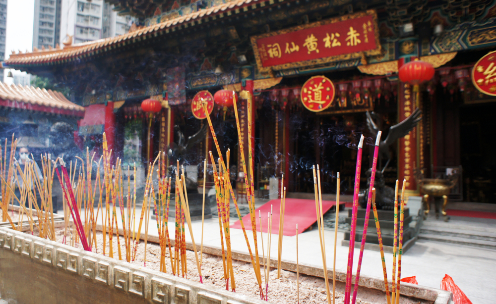 許多人會到黃大仙祠祈求新年的健康、平安與順利。