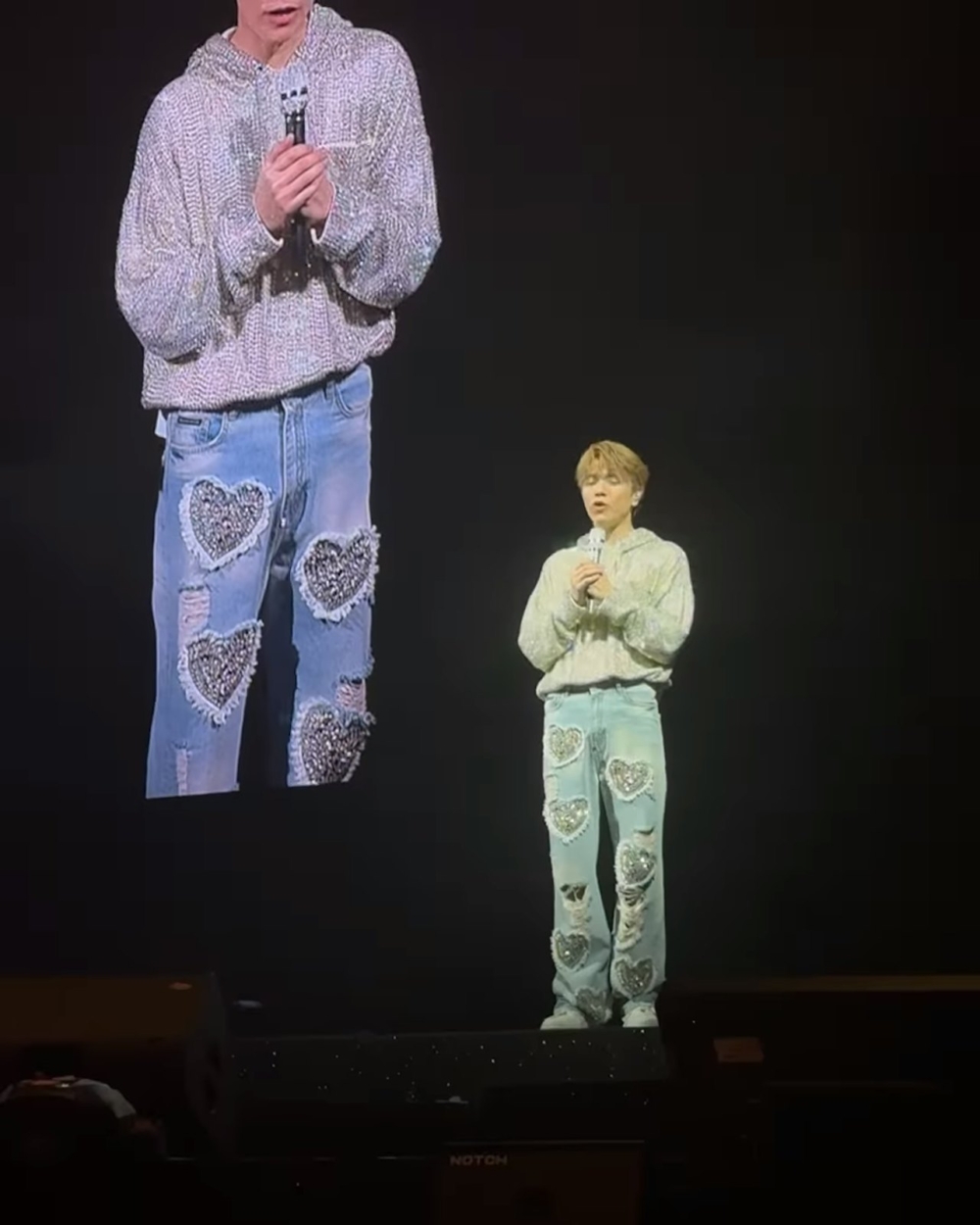 張敬軒日前演唱會上,曾跟他同唱片公司的2R黃婉君(Rosanne)也有捧場