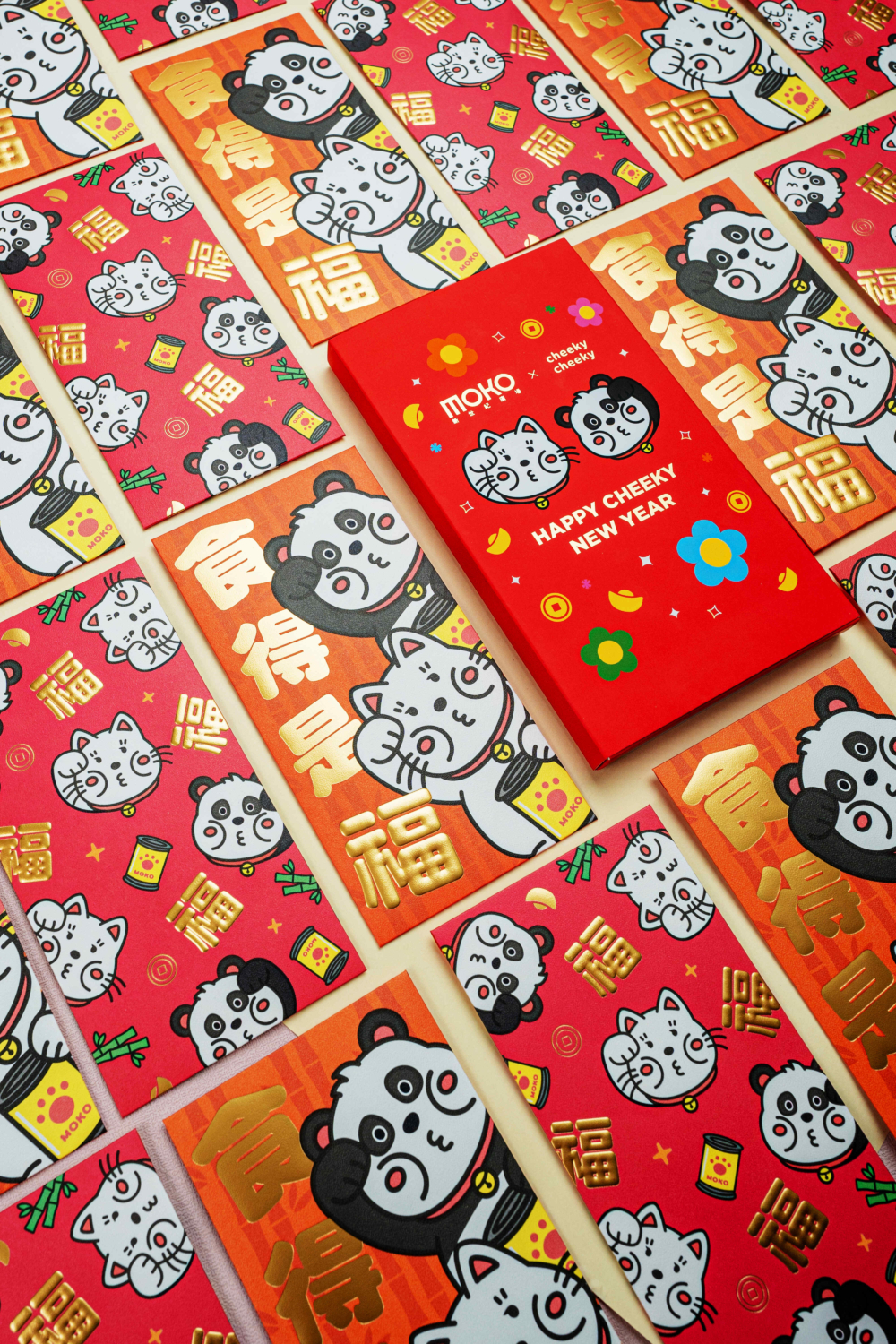 MOKO今年特別邀請插畫家「Cheeky Cheeky 厚面子」,以最拿手的萌爆漫畫風,打造一式兩款MOKO x Cheeky Cheeky「厚」有福氣利是封、升級版「厚」有面子利是封禮盒!