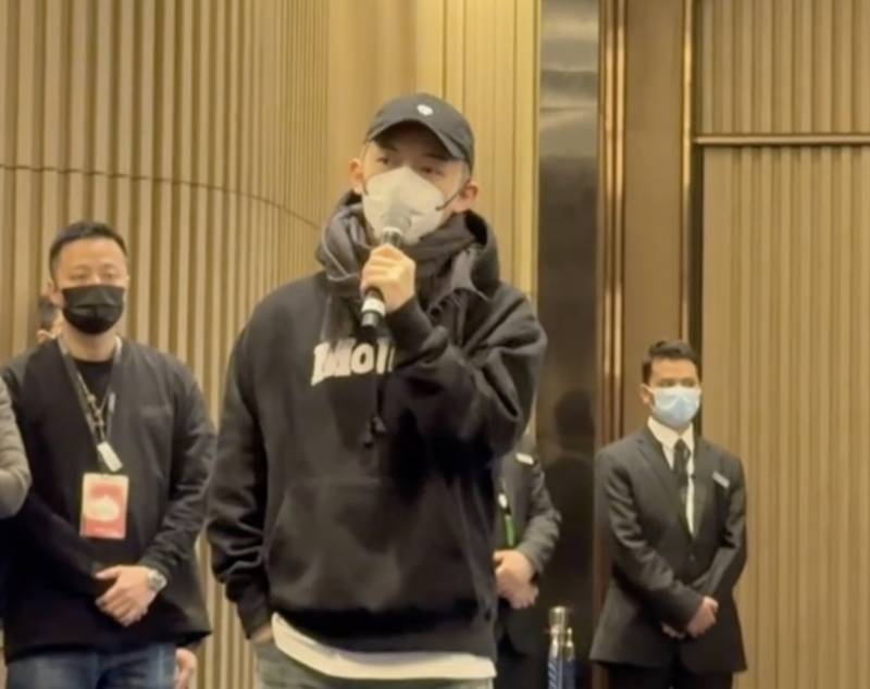 而帶病的MC昨日亦有戴著口罩現身場館，向「賦二代」（MC粉絲）親自交代病情鞠躬致歉