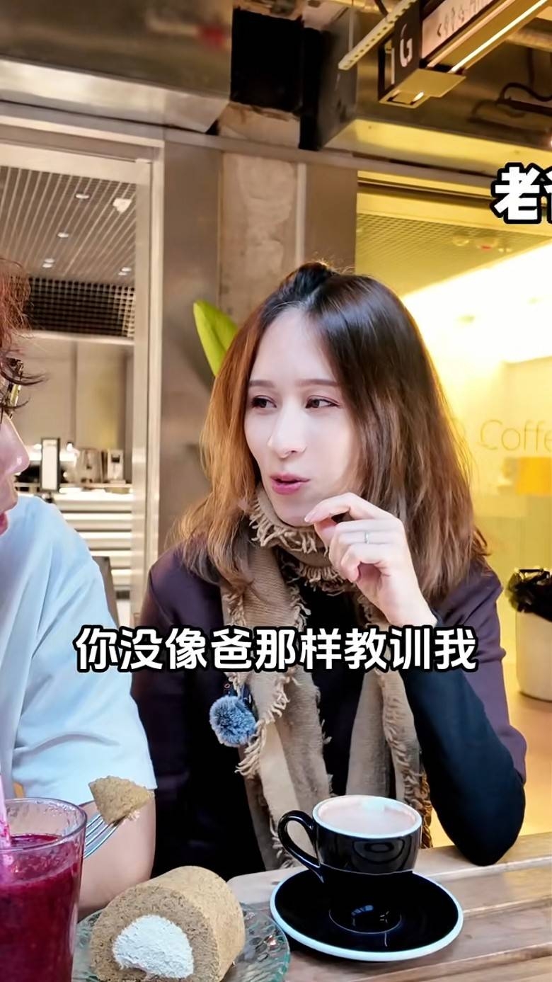影中見鄺文珣孖老公一同拍片談論對方缺點,她先指老公有時好似老竇咁噆氣