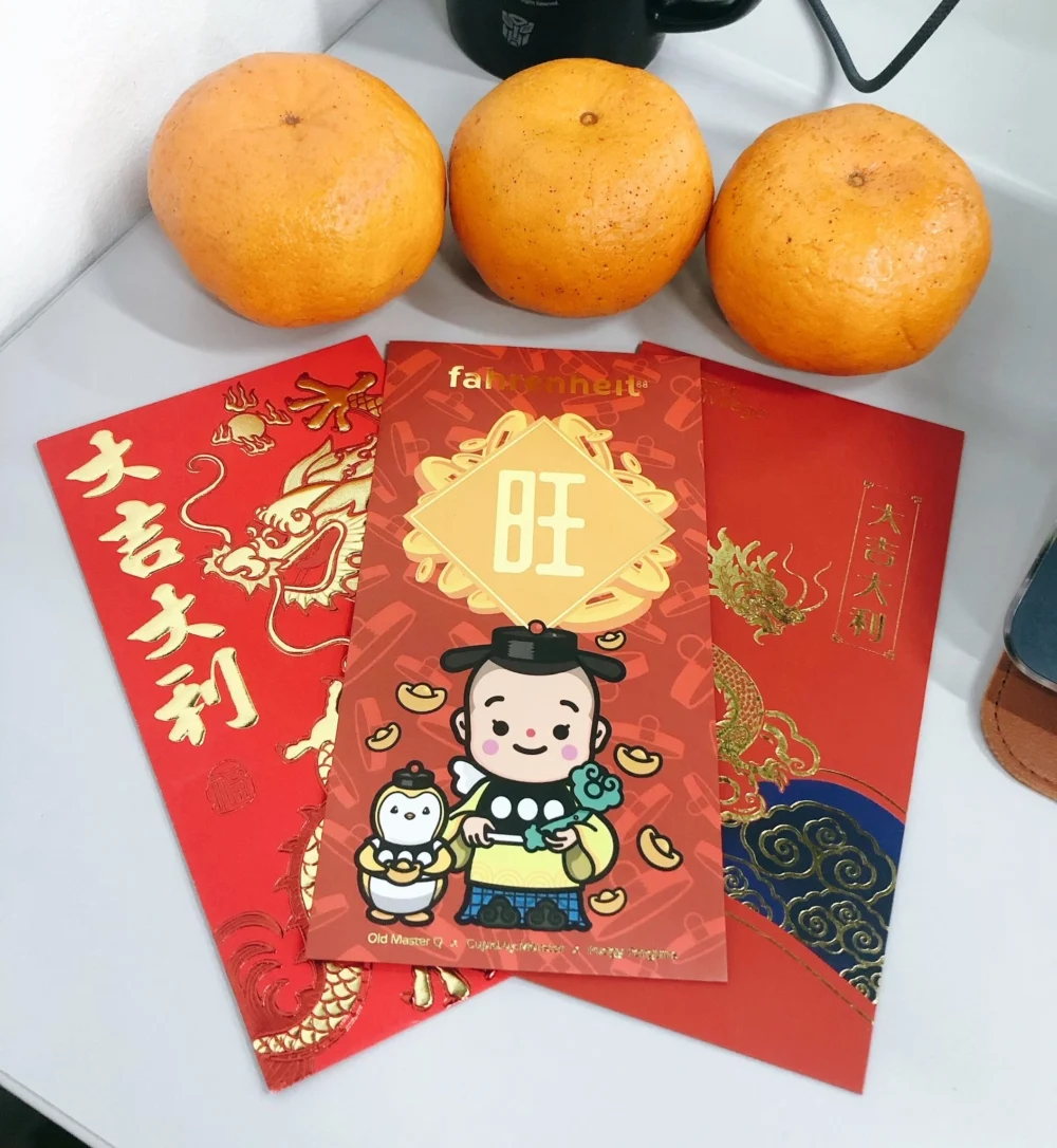 收工當天在辦公檯面上擺放柑及紅包，寓意新一年大「吉」大利！