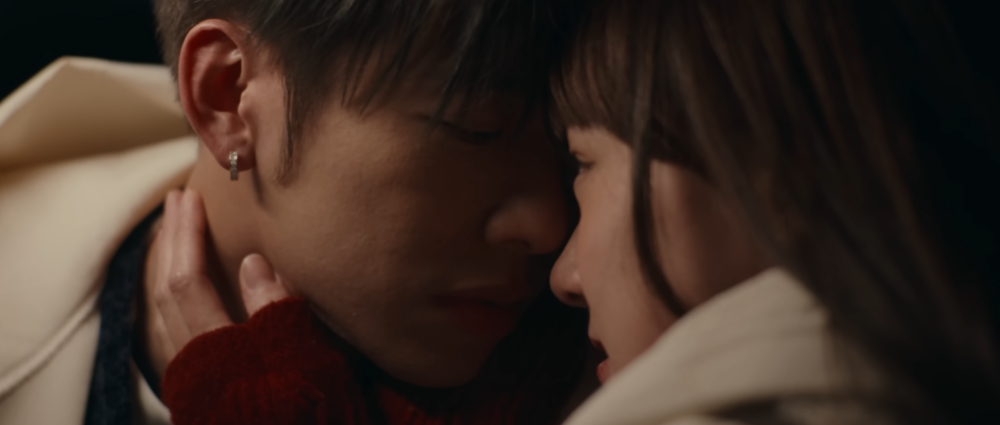 洪嘉豪《黑玻璃》歌詞中地下情心聲，更是令兩人緋聞傳得更加似層層