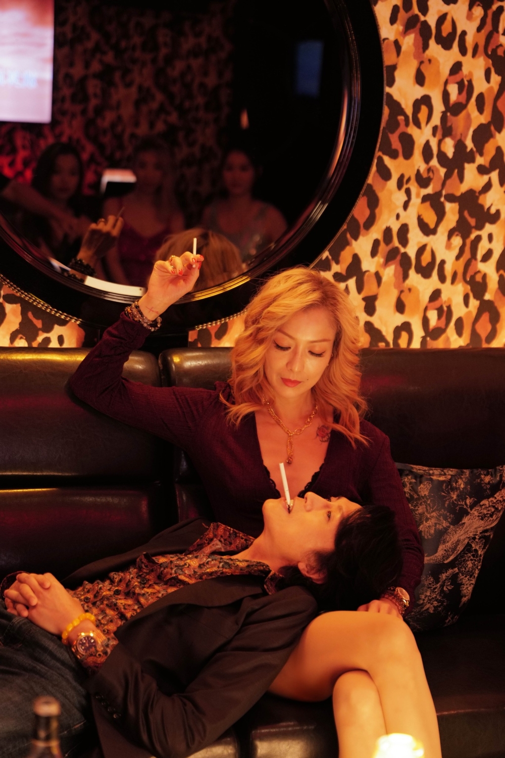 黃子華與鄭秀文首次在大銀幕飾演火花四溅的歡喜冤家，合作默契十足，話題度高。