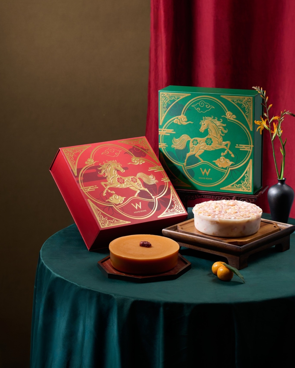 香港W酒店推出多款雅緻賀年糕點與奢華禮盒，包括經典臘味蘿蔔糕、新春椰汁年糕及「樂舞新春禮盒」，自用送禮皆宜。
