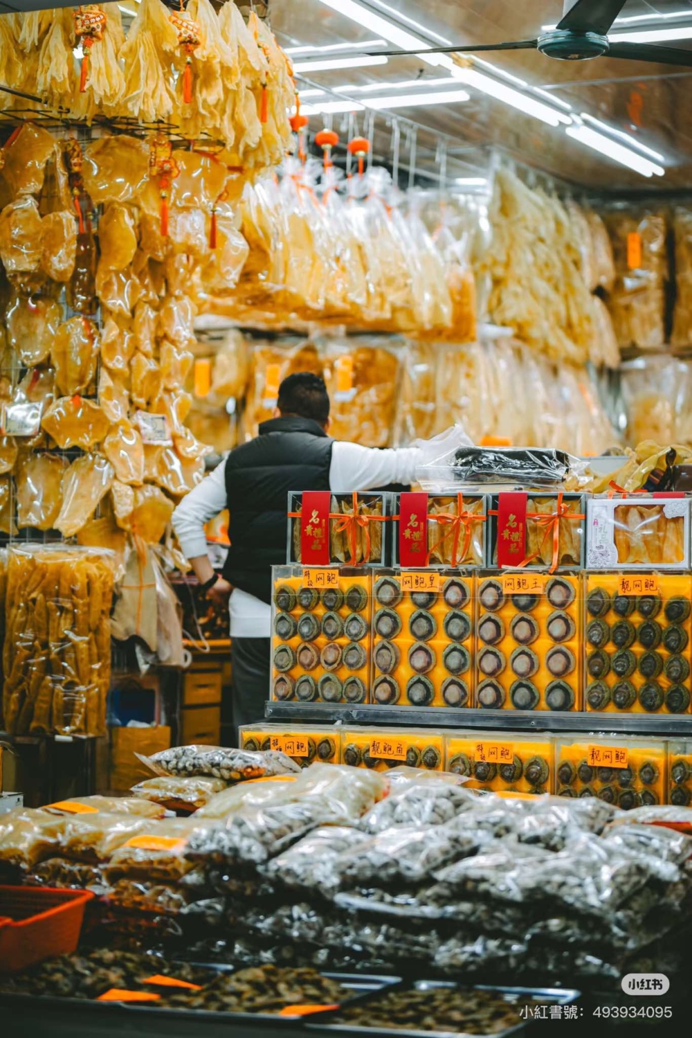 南澳海味街長約500米,售賣各式各樣海鮮乾貨及即食海鮮產品。