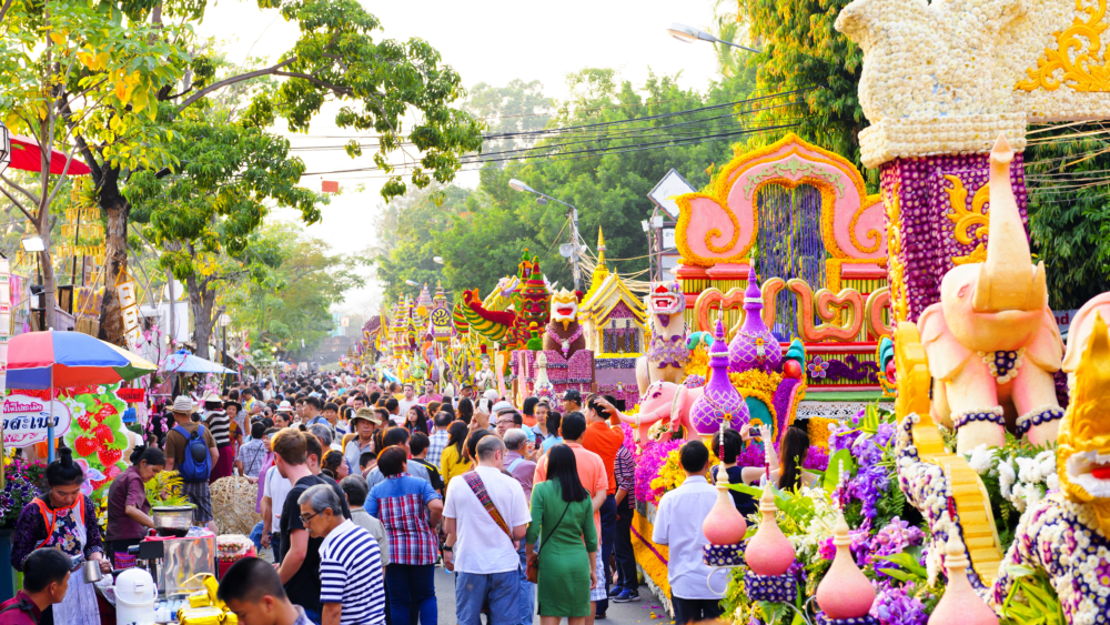 除了有花卉的競賽外，還有大型花車遊行，不少市民和遊客都會穿上泰國傳統服裝或北部多樣傳統服飾，場面十分熱鬧！