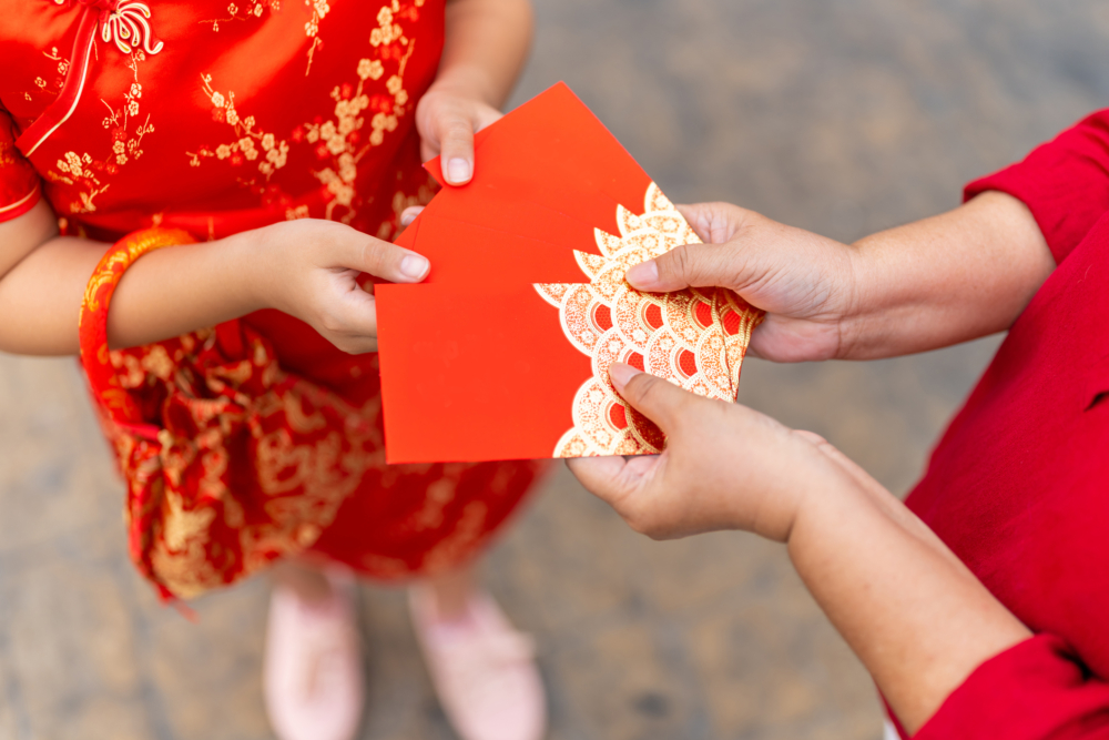 「擇利是」是指親友拜年帶禮物時，主人家回送一封利是作答謝，象徵有來有往，金額約 HK$20–$100。