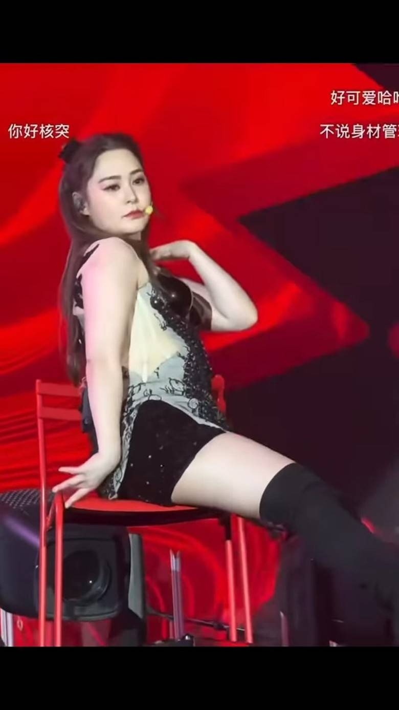 網友指身穿連身短裙服裝配過膝長靴的阿嬌再度發福