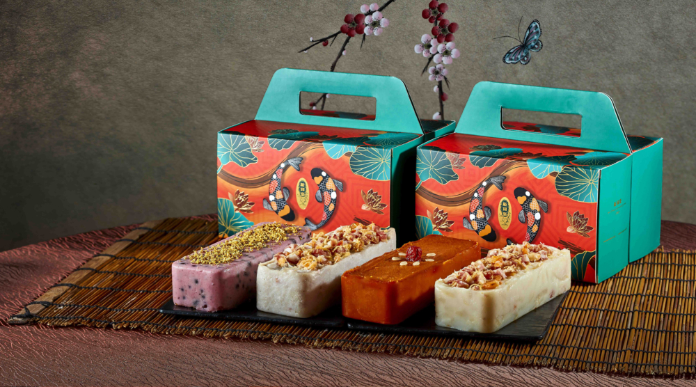 新同樂推出四款精選賀年糕點，包括瑤柱臘味蘿蔔糕、鮮椰汁年糕、五香臘味芋頭糕及桂花紅豆糕，嚴選食材，口感細膩，兼具傳統與創新風味。