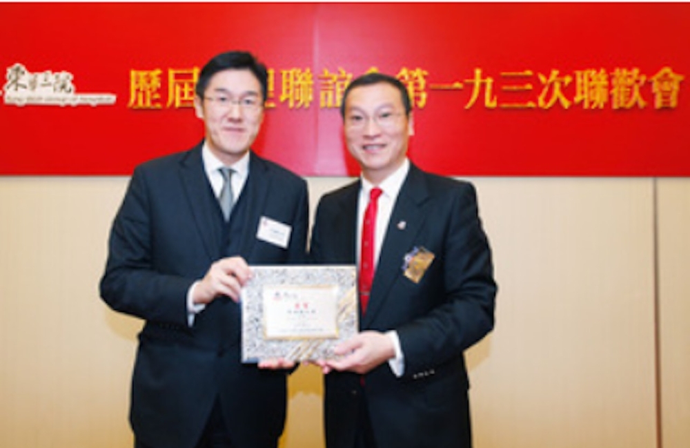 二人被影到在餐廳食飯坐大髀兼激吻